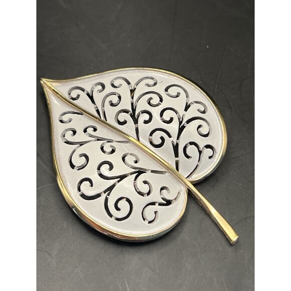 Crown Trifari Brooch Enamel Leaf Stunning Condition White Gold Vintage Costume - Picture 2 of 5